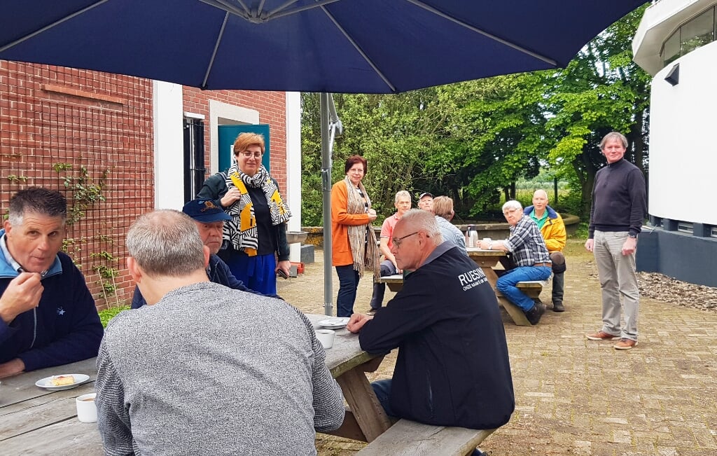 2.	Wethouder Gerda ter Denge (midden) brengt een bezoek aan het Natuurpark Kronenkamp tijdens NL Doet. Foto: H. Bolster