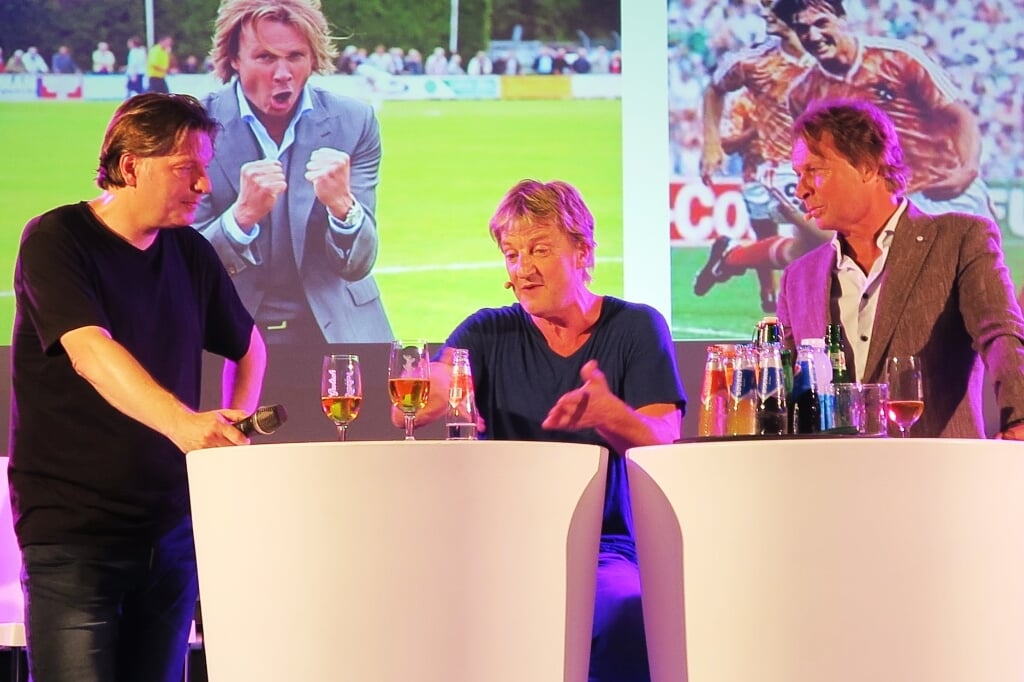 Een beeld van de sponsoravond 2018 met de gasten Wim Kieft en Hans Kraay jr., alsmede presentator Eddy van der Ley. Foto: Theo Huijskes