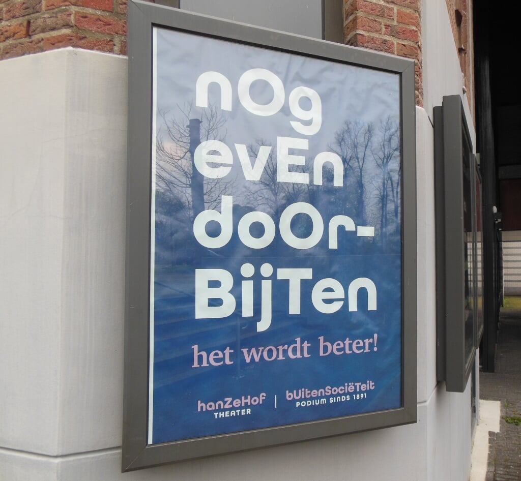 Met een poster vragen Hanzehof en Buitensoos het publiek nog heel even geduld te hebben. Foto: Eric Klop