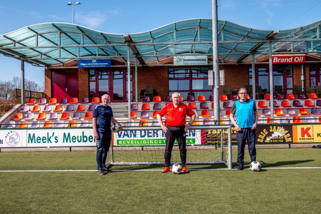 Ambassadeur Adjan Pepers (l.) Evert Koster van FC Zutphen (m.) en Gerard Geerken van Warnsveldse Boys promoten OldStars Walking Football. Foto: Liesbeth Spaansen