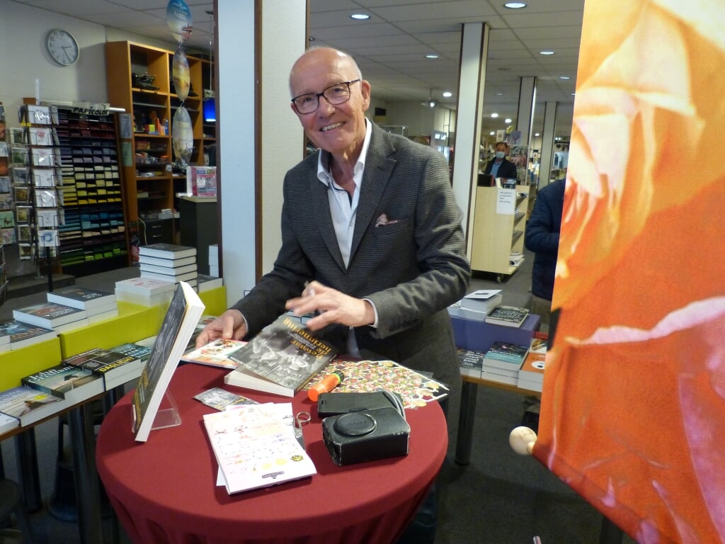 Dolf Ruesink signeert zijn laatste boek. Foto: Bernhard Harfsterkamp