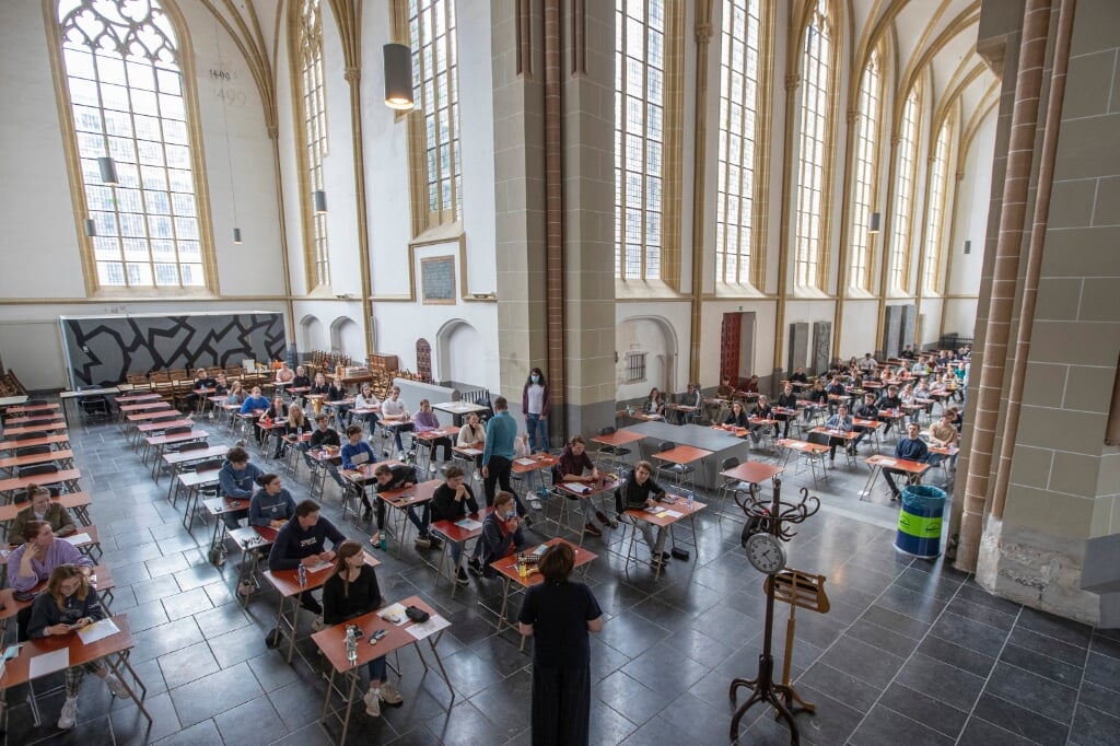 Havo- en vwo-leerlingen van het Baudartius College doen examen in de Walburgiskerk. Foto: Patrick van Gemert/Zutphens Persbureau