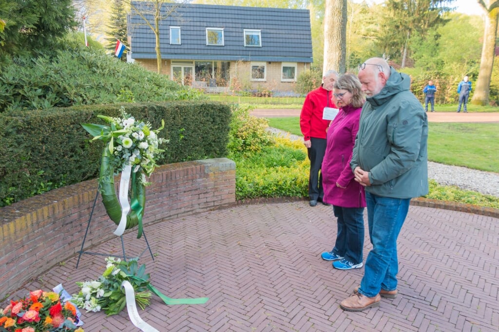 Vertegenwoordigers van de Dorpsraad Warnsveld leggen een bloemstuk. Foto: Henk Derksen