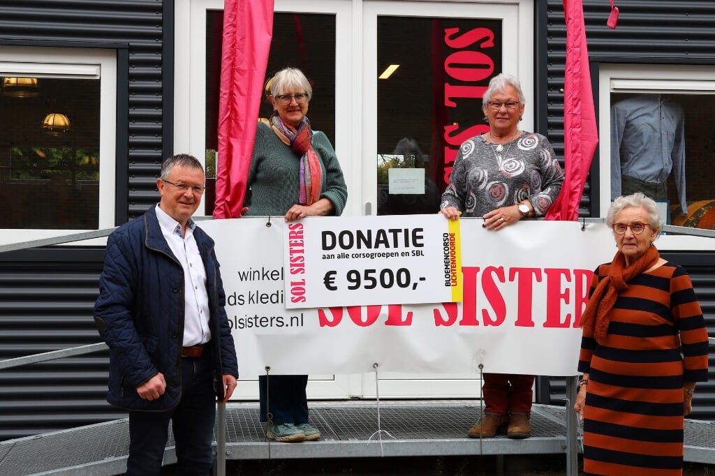 Stichting Bloemencorso Lichtenvoorde is erg blij met de gulle donatie van de SOL Sisters. Foto: PR