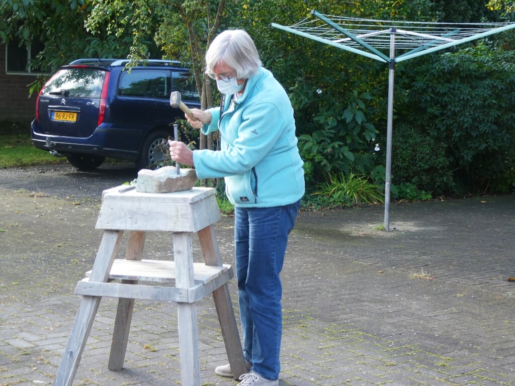 Nico van Kan geeft de cursus beeldhouwen in de open lucht. Foto: PR