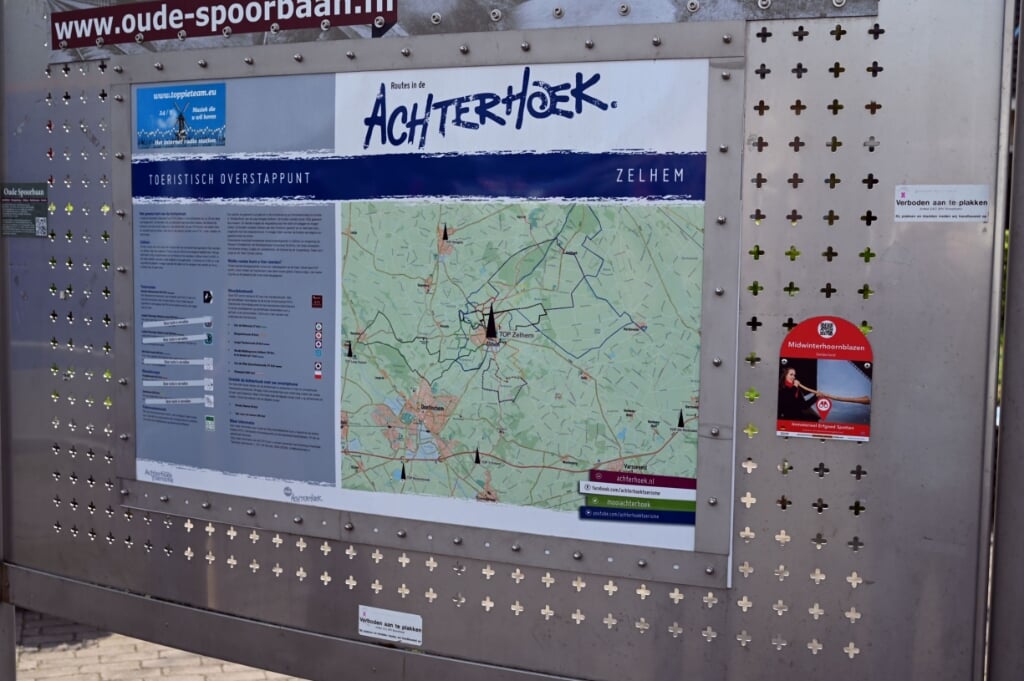 Het bordje met de QR-code op het Stationsplein in Zelhem. Foto Arno Wolsink
