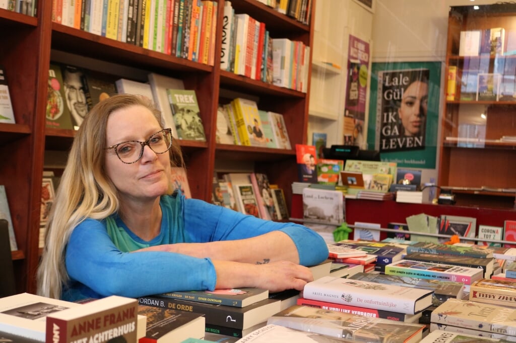 Erna Wondergem, de Lochemse boekenwurm, in haar element bij Boekhandel Lovink. Foto: Arjen Dieperink