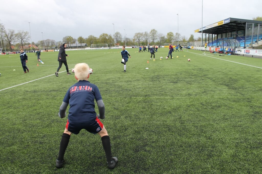Drukte en veel enthousiasme op de velden van FC Eibergen. Foto: PR