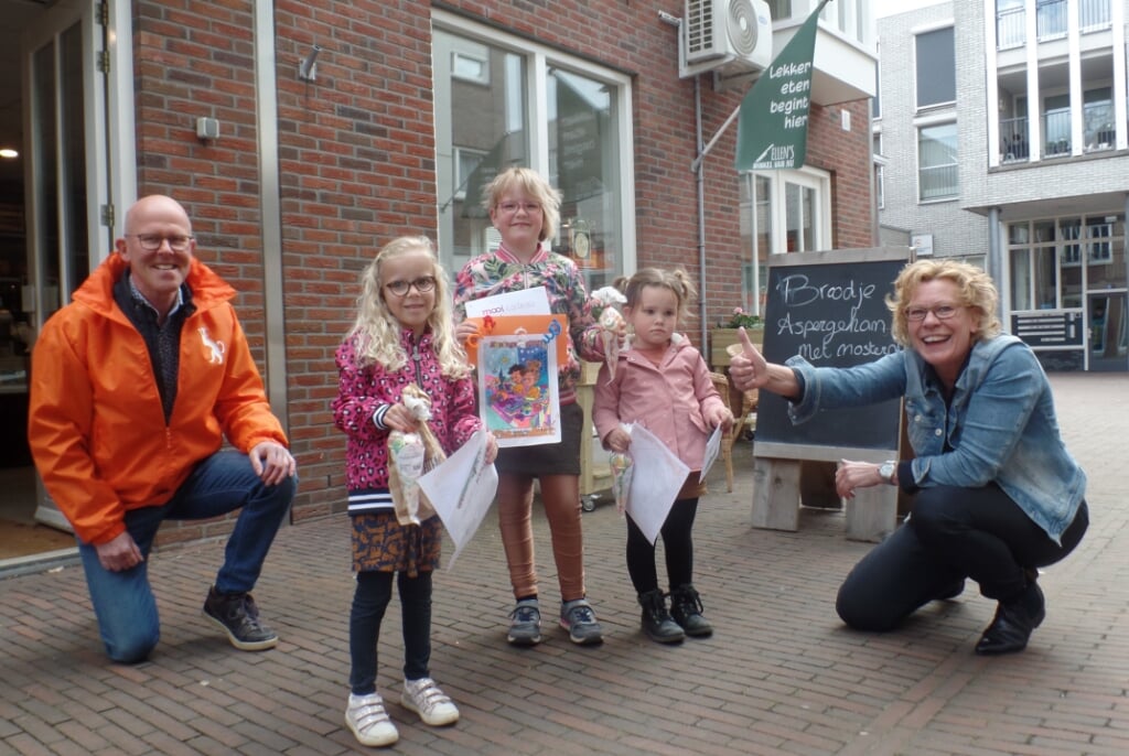 Uit handen van Ineke Nijen Es en Dick Marsman van Oranjevereniging Ruurlo kregen de winnaars van de kleurwedstrijd hun prijs. Foto: Jan Hendriksen  