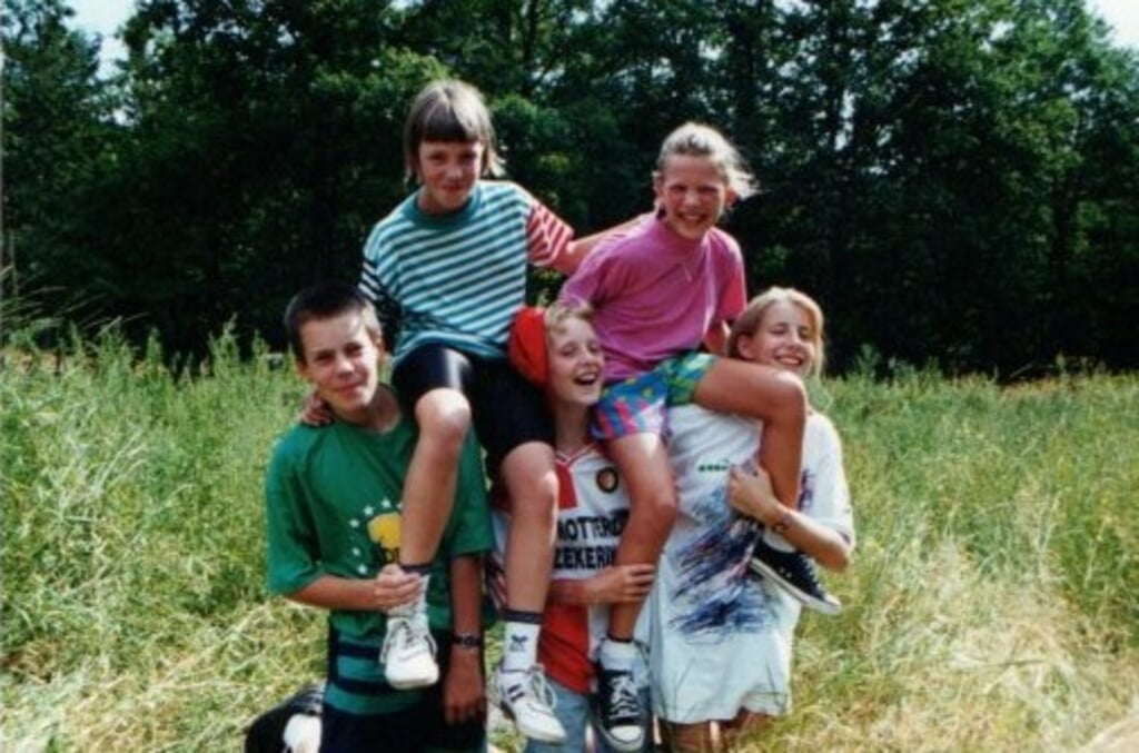 Vijf kinderen bouwen met elkaar een toren. Deze foto is uit 1994. Foto: archief