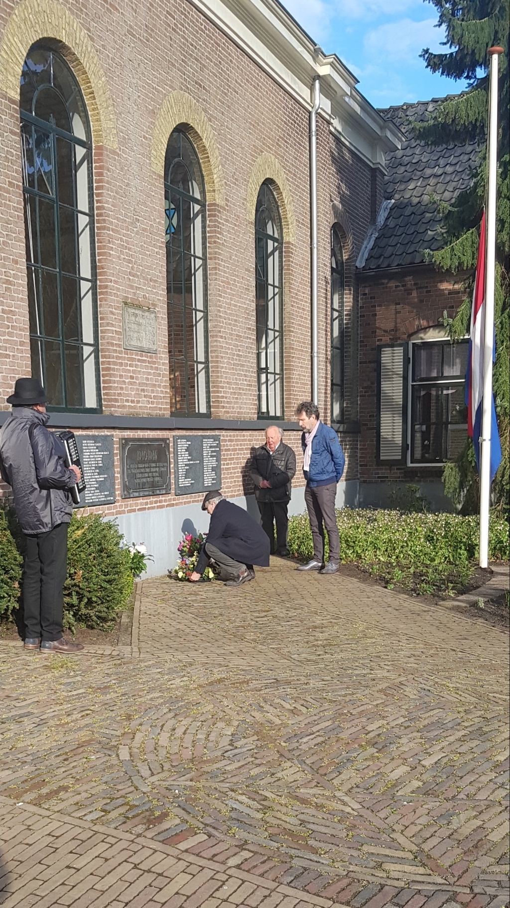 Albert Geesink, Hanjo Haneveld en Jaap Nijstad legden bloemen. Rien Wulffraat zorgde voor de muzikale opluistering. Foto: PR
