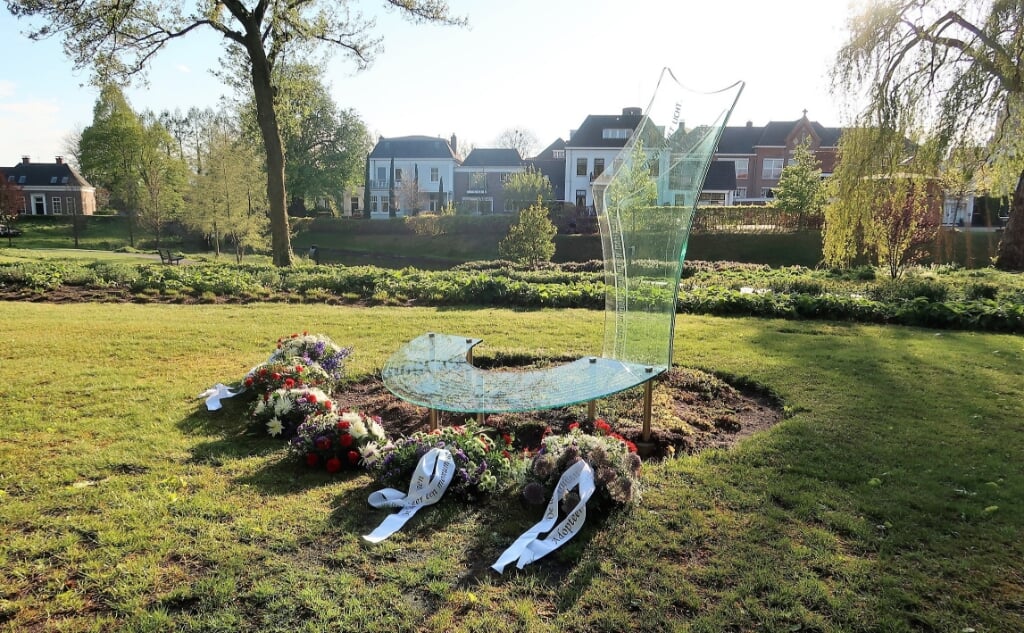 Bloemstukken bij het glazen monument in het plantsoen hoek Winterswijkseweg-Lichtenvoordseweg. Foto: Theo Huijskes