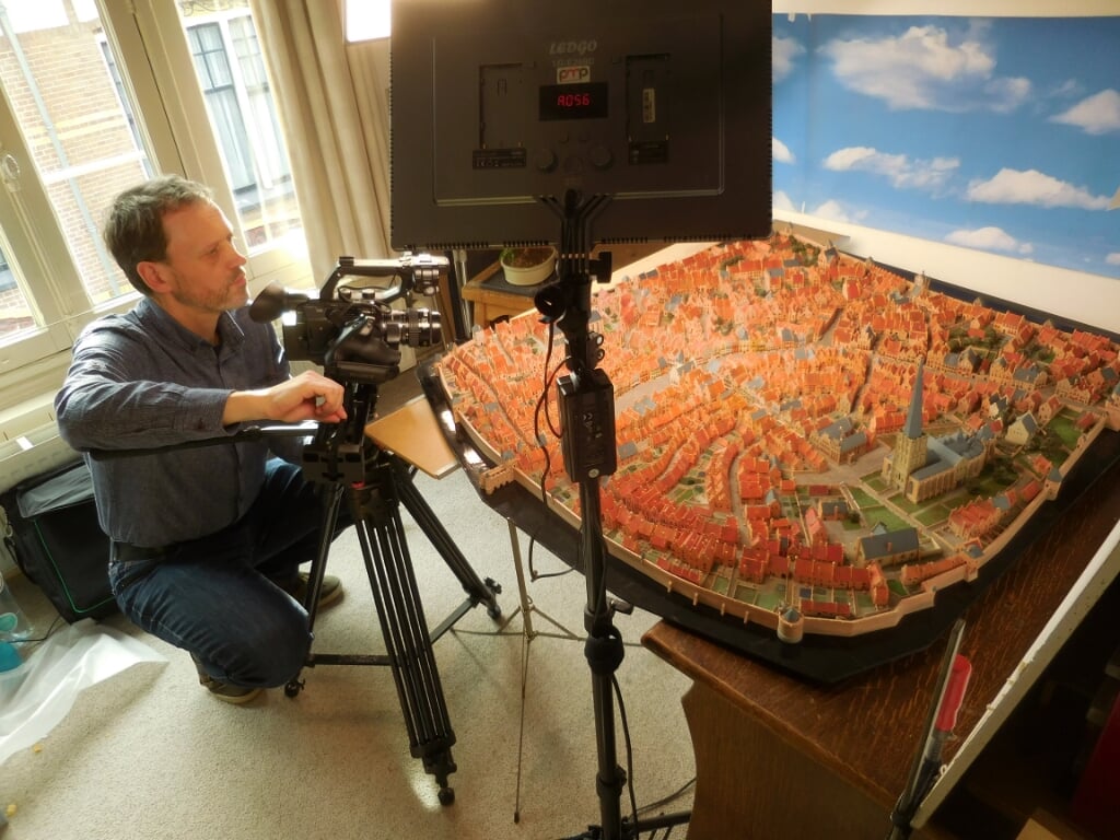 John Post bij het maken van detail opnames van de maquette. 