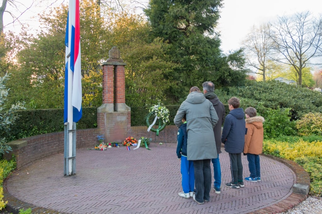 Enkele aanwezigen staan een moment stil bij het monument. Foto: Henk Derksen
