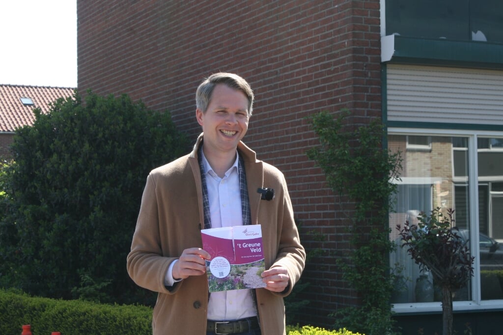 Wethouder Bart Porskamp toont de flyer van het project 't Greune Veld. Foto: Jos Betting 