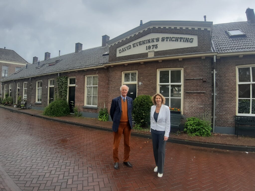 Voorzitter Jan Bakker en rentmeester Silvia Heyl van de David Evekink Stichting. Foto: Rudi Hofman
