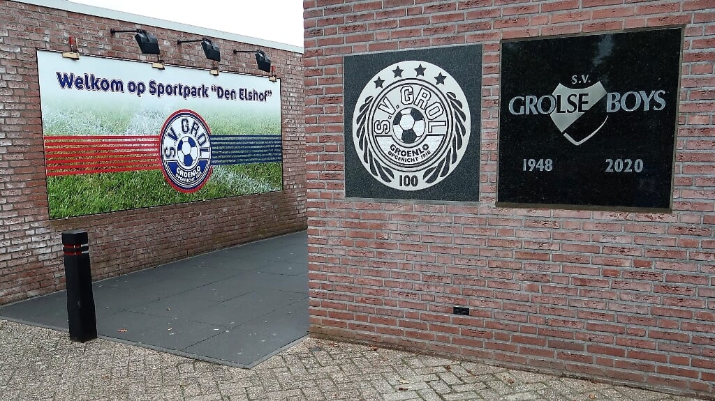 De toegang tot het sportpark Den Elshof met de nog officieel te onthullen gedenksteen van Grolse Boys. Foto: Theo Huijskes.