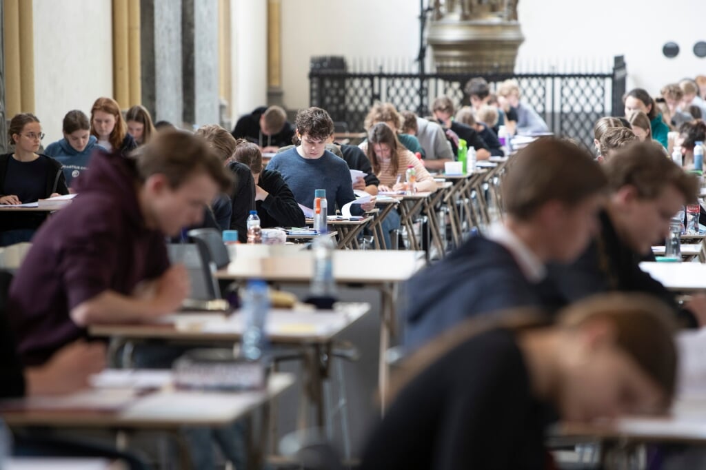 Havo- en vwo-leerlingen van het Baudartius College doen examen in de Walburgiskerk. Foto: Patrick van Gemert/Zutphens Persbureau
