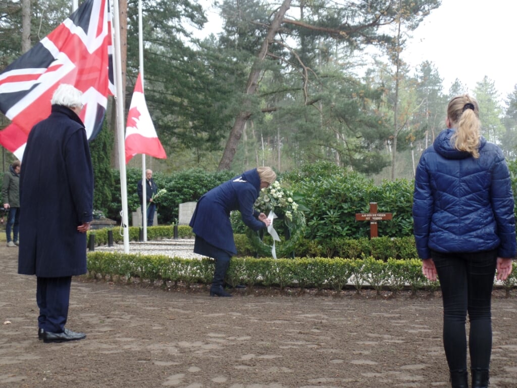 Burgemeester Marianne Besselink legde een krans bij de oorlogsgraven. Foto: Jan Hendriksen