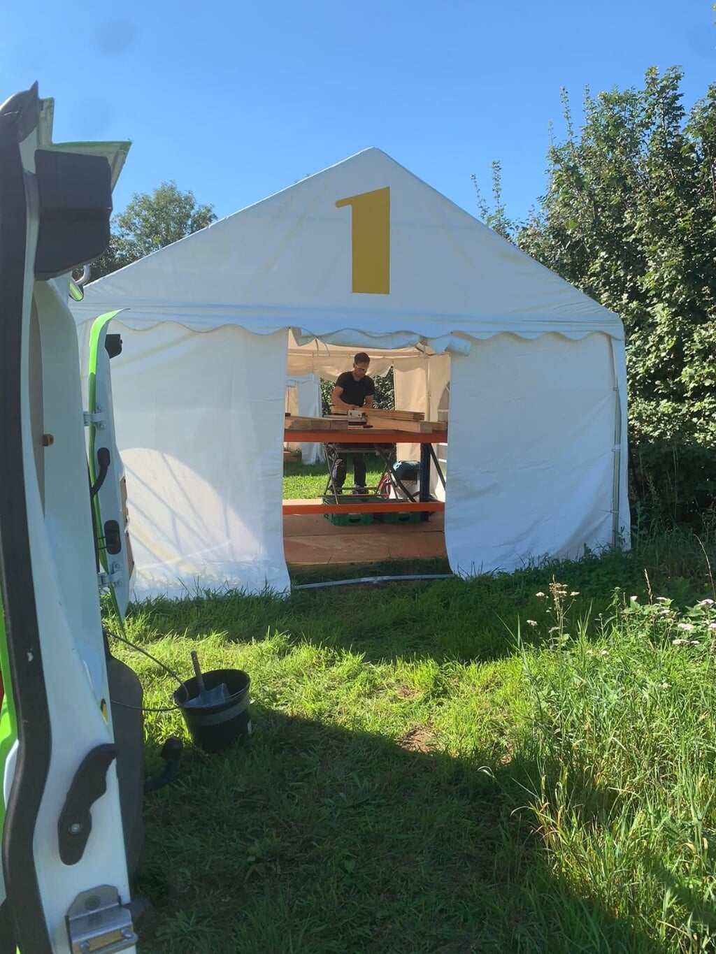 Men kan terecht in een van de vijf tenten, allen voorzien van stevige werkbanken. Foto: PR 