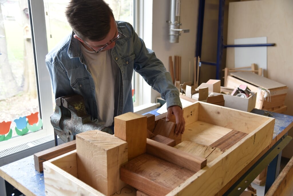 Als de blokken resthout van gaten zijn voorzien, kunnen ze passend worden gemaakt in het frame. Dit vergt wat puzzelwerk. Foto: PR