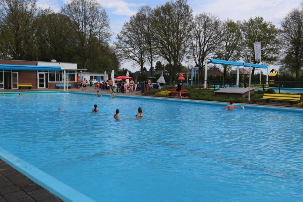 Gezellig druk op zwembad Het Elderink. Abonnementhouders houden zich aan de coronaregels. Foto: Albert Schreuder