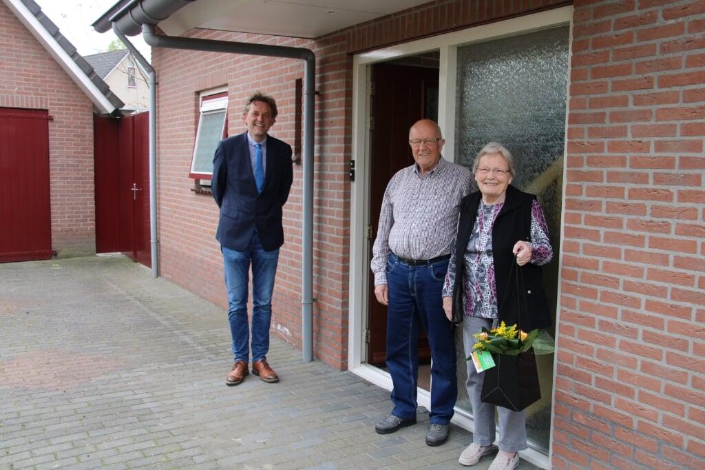 Het diamanten paar Van der Zwaag kreeg bezoek van burgemeester Anton Stapelkamp, met bloemen en felicitaties. Foto: Lydia ter Welle