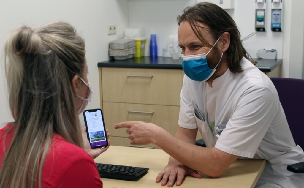 Ruben Bekx – arts assistent Spoedeisende Hulp toont Virtual Fracture Care app aan patiënt. Foto: PR SKB