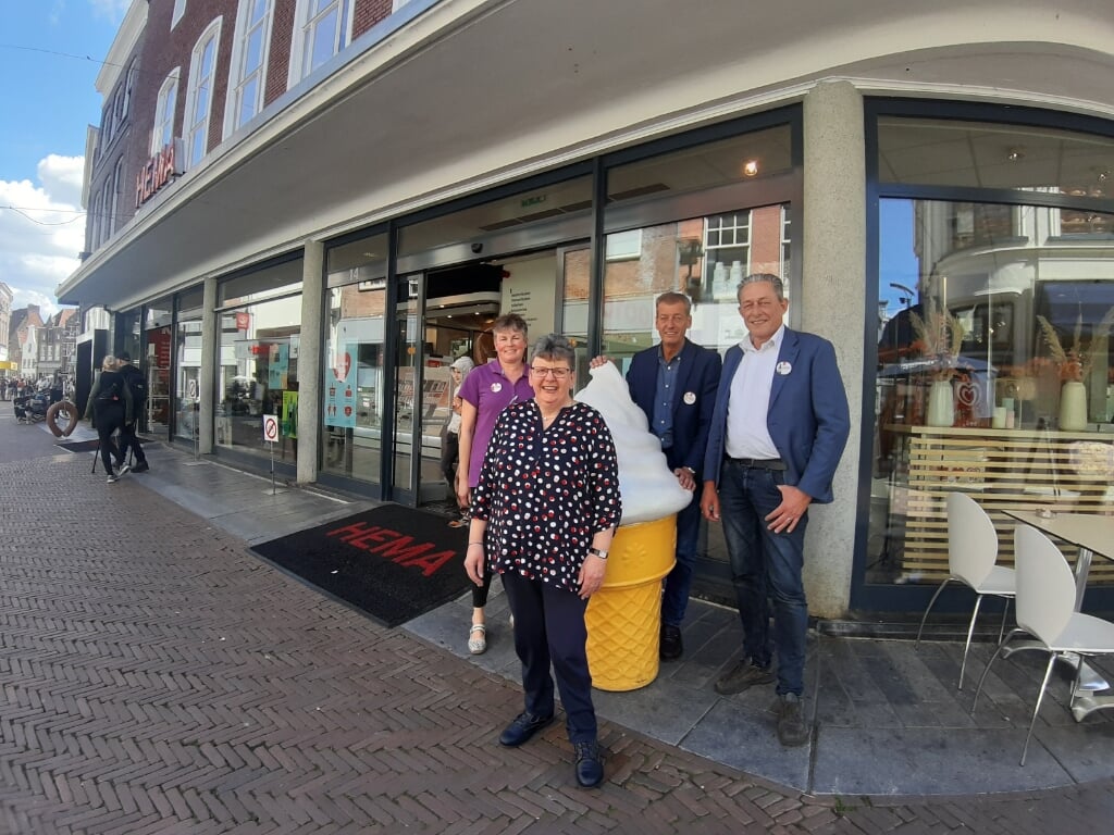 Marieke Maandag, Henriet Mennink, Albert van Ewijk en Hainry Dijk hebben het na veertig jaar nog steeds naar hun zin bij de Hema in Zutphen. Foto: Rudi Hofman