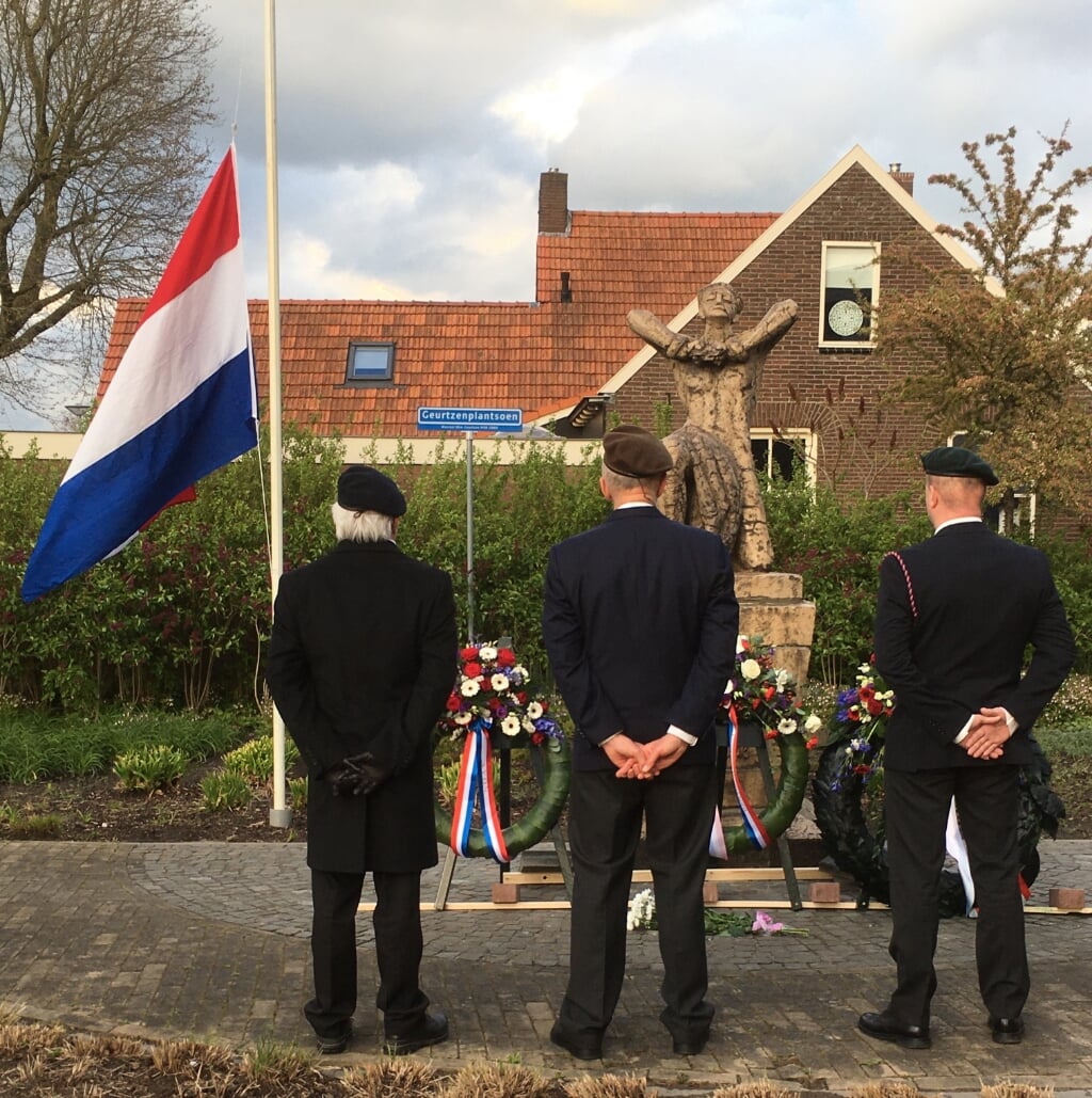 De veteranen Jan Wolters, Ruud Mimpen en Peter Lenters herdenken de gevallenen. Foto: Tineke Venderbosch