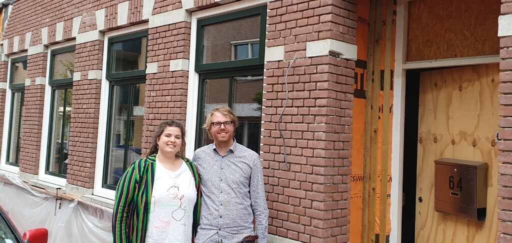 Lilian Hofland en Gerben Nijhuis voor hun zelf opgeknapte gevel aan de Oudestraat 64 in Neede. Foto: Rob Weeber