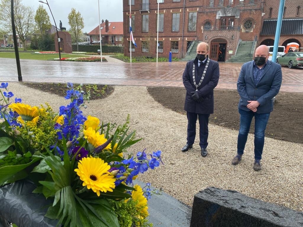 Joris Bengevoord en vicevoorzitter van de raad Erwin te Selle, bij het monument tegenover het raadhuis. Foto: PR Gemeente Winterswijk