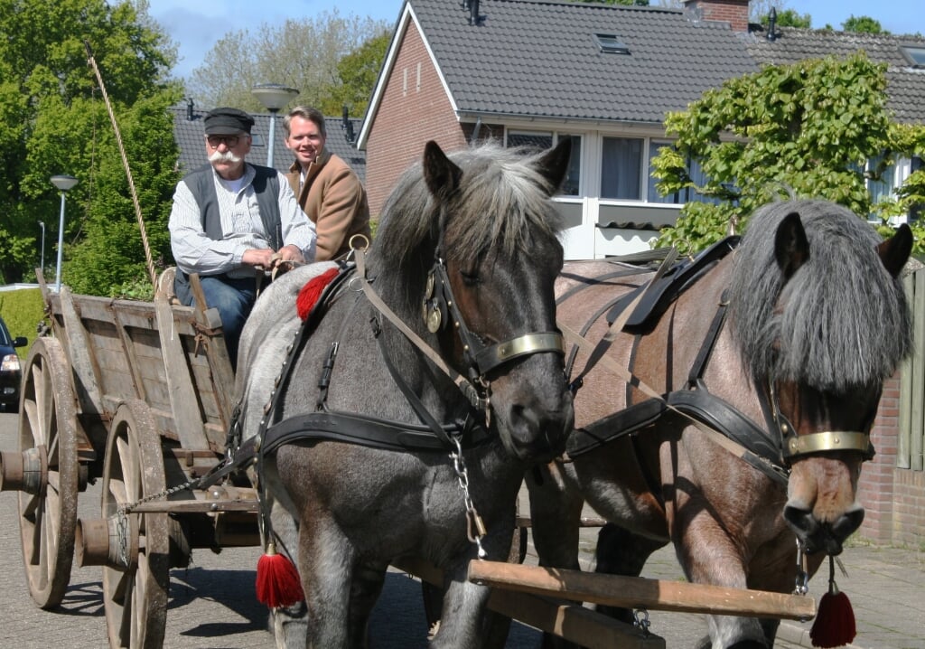 Wethouder Porskamp komt met paard en wagen Het Veld Oost inrijden. Foto: Jos Betting