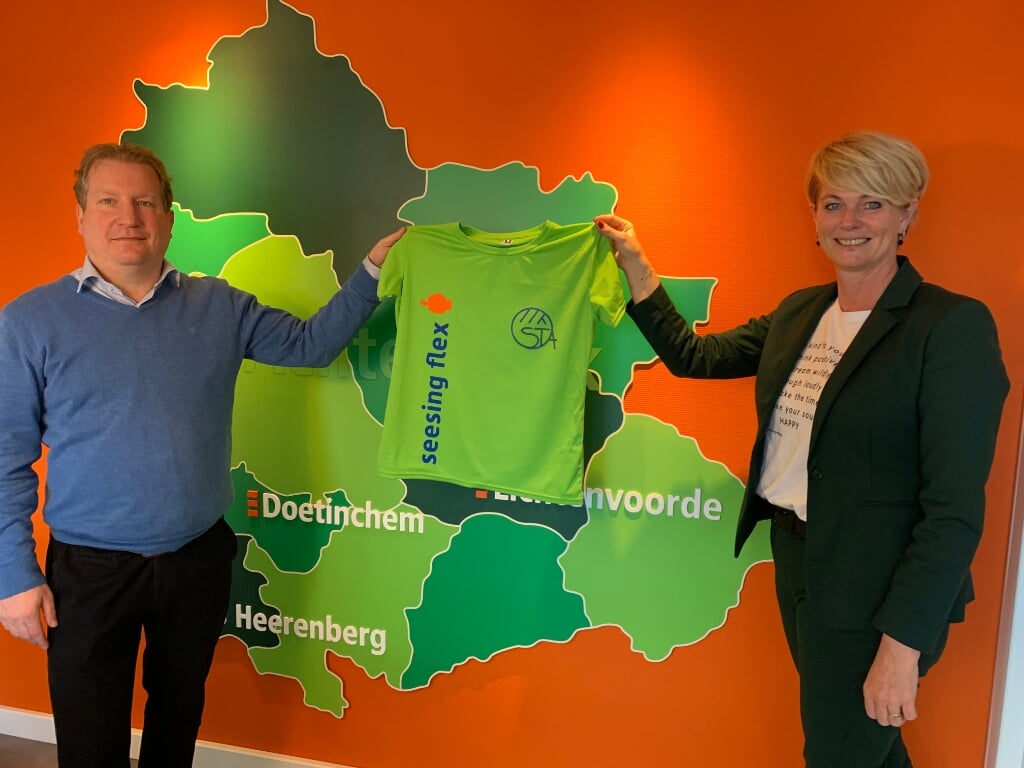 Jeroen Peeters en Sabine ten Holder, met één van de nieuwe shirtjes. Foto: PR