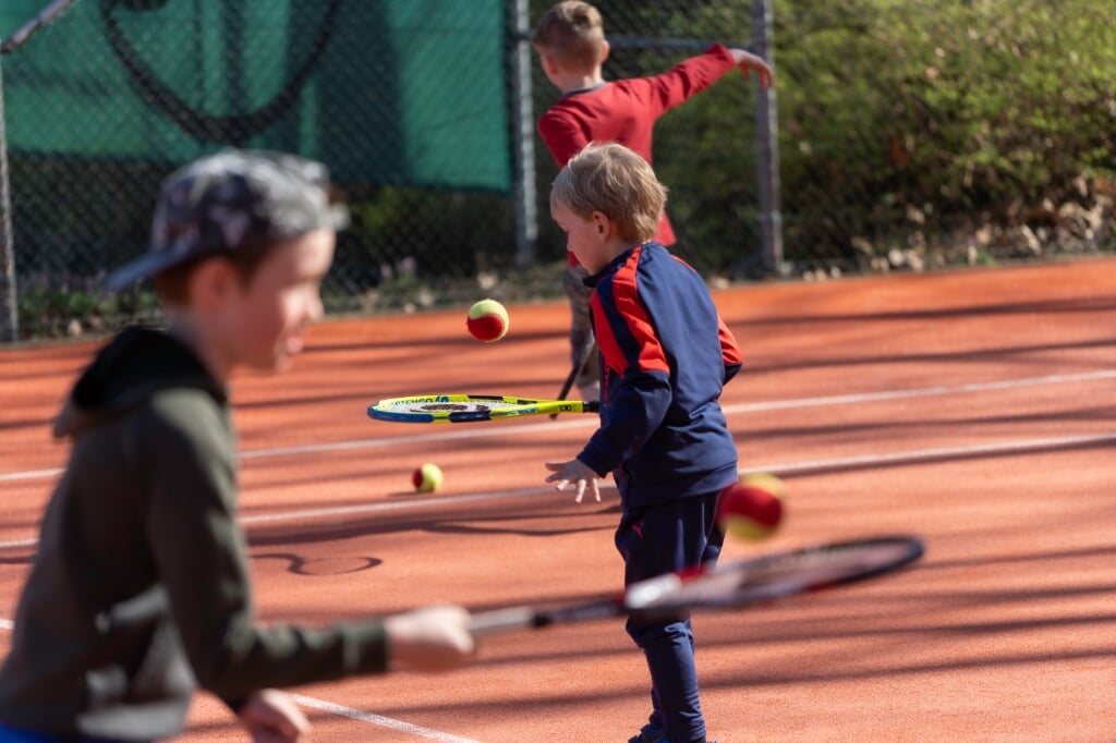 De jeugd kan vrijblijvend kennismaken met tennis. Foto: PR