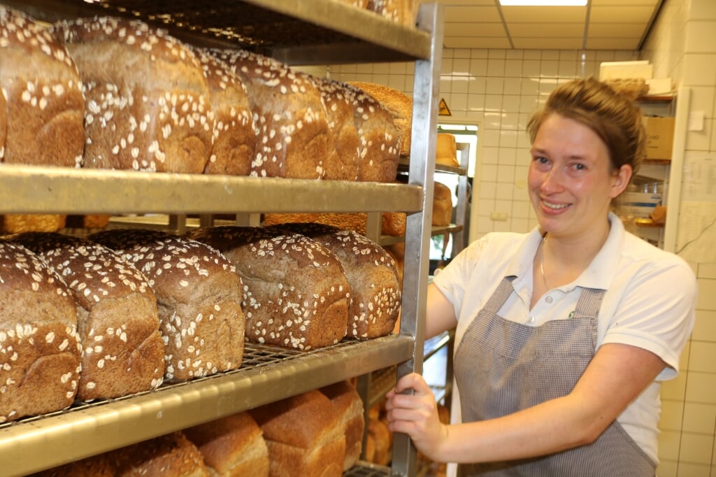 Anna ten Broeke, vijfde generatie bij de bekende bakkerij.  Foto: Arjen Dieperink