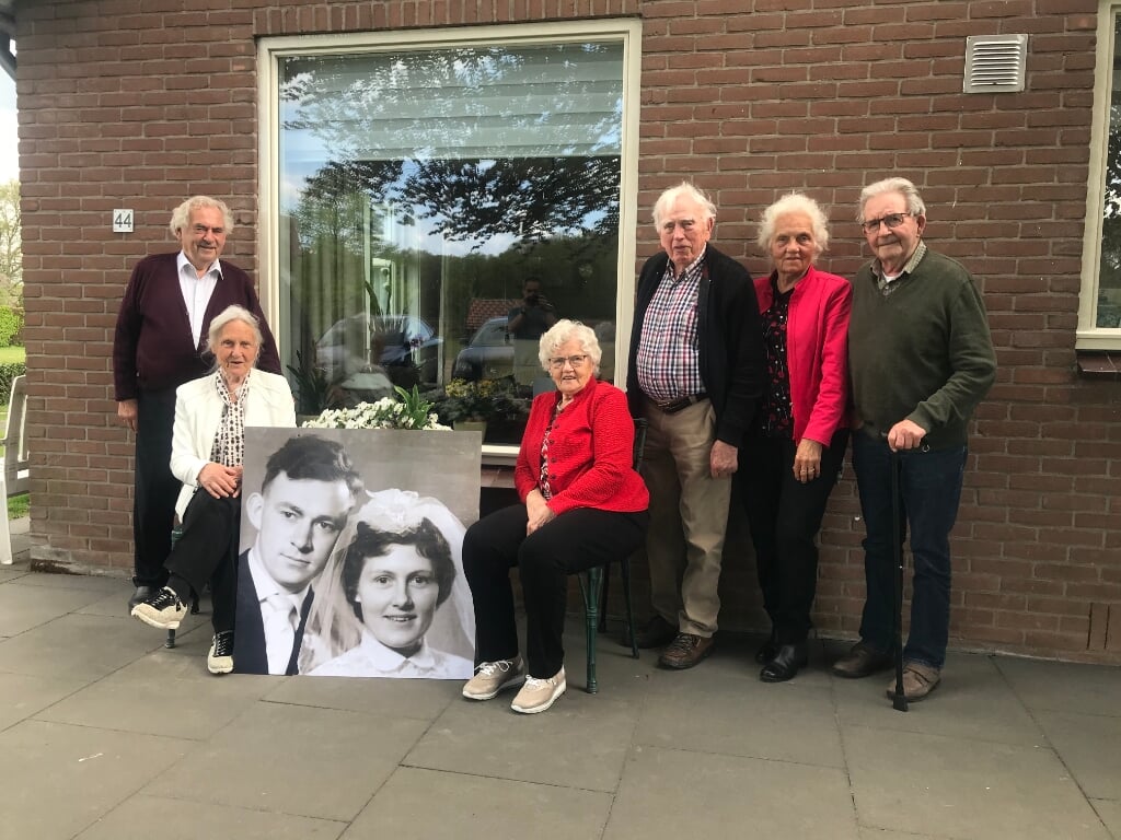 Henk en Miep Graaskamp-Norde (l) met de zussen Annie (zittend, 90) en Willy (85) en de zwagers, Geurt en Herman (r) bij de trouwfoto, zestig jaar later. Foto: Barbara Huisman