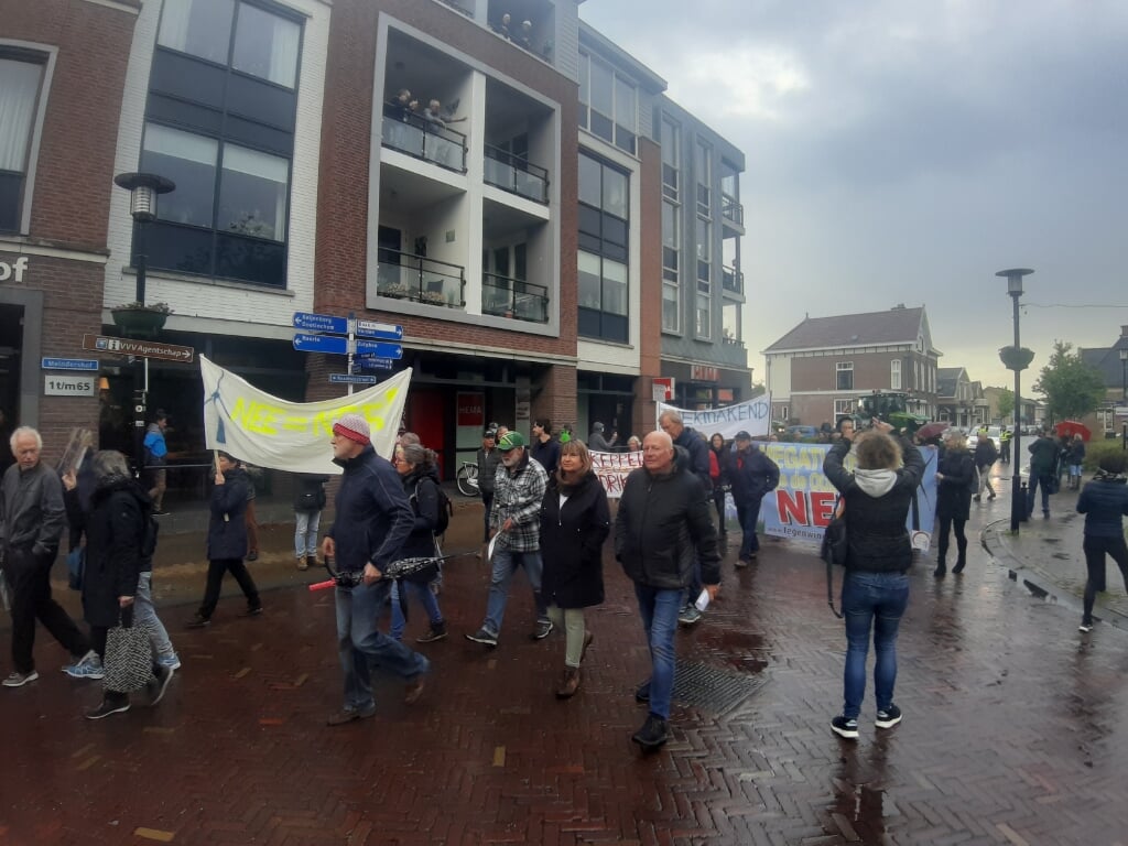 Enkele honderden mensen namen deel aan de stille tocht naar het gemeentehuis; een protestmars tegen windturbines in Bronckhorst. Foto's: Rudi Hofman