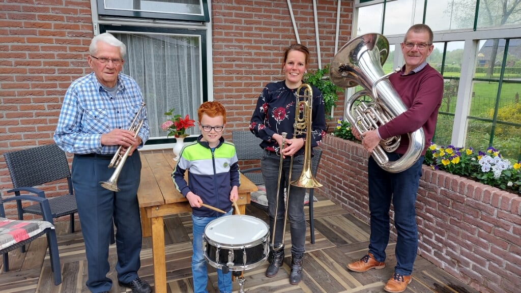  Vlnr: Jan, Tim Geurkink, Ilona en Wim Samberg zijn met muziek groot geworden. Foto: Han van de Laar