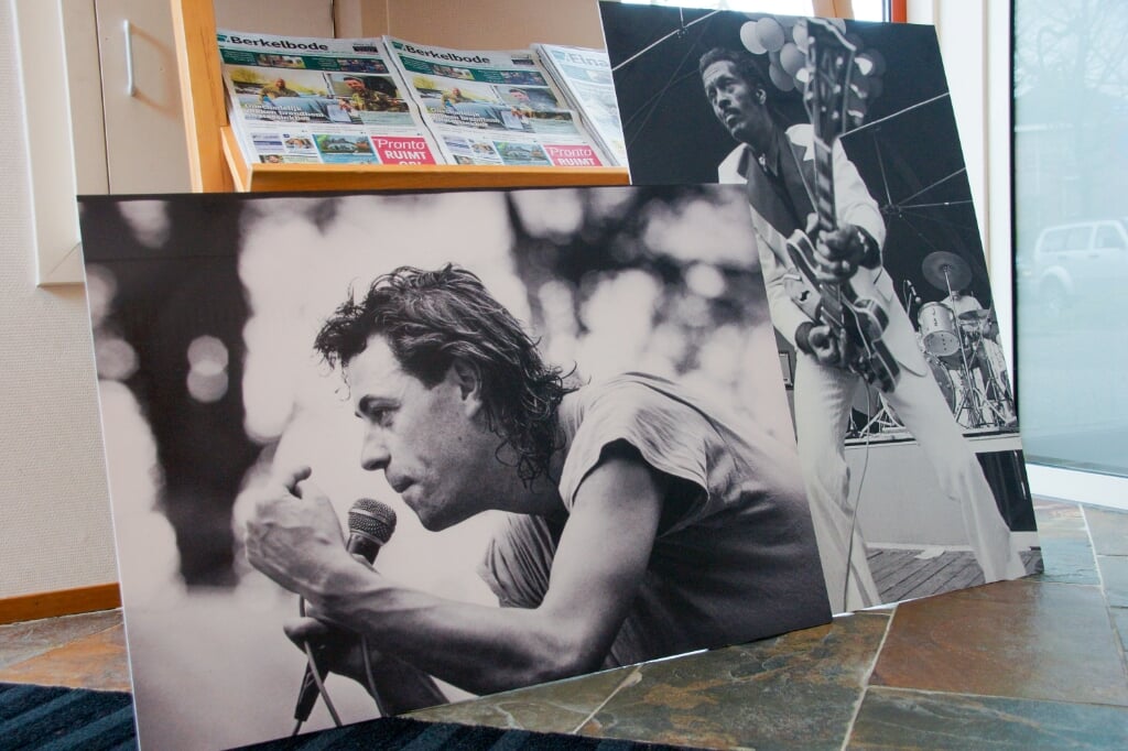 Foto's van muzikale helden als Bob Geldof en Chuck Berry zullen geëxposeerd worden in etalages van Lochemse ondernemers. De foto van Bob Geldof is gemaakt door Sander Veeneman, die van Chuck Berry door Kees Tabak. Foto: Anouk Kots