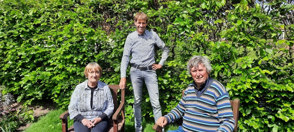 Maria Huibers, René Jansen en Jan Dirk Focker (vlnr) van GroenLinks. De partij doet in Oost Gelre mee aan de gemeenteraadsverkiezingen volgend jaar. Foto: Kyra Broshuis