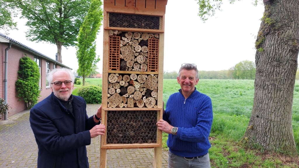 Ben Aardema (links) en Bert Nijman met het insectenhotel. Deze wordt geplaatst naast het Verenigingsgebouw Emma in Ratum. Foto: Han van de Laar.