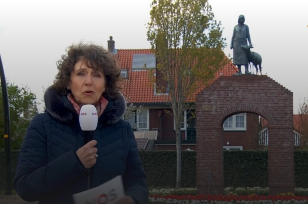Margriet Vroomans bij het monument van Tante Riek. Foto: Uitzending NOS