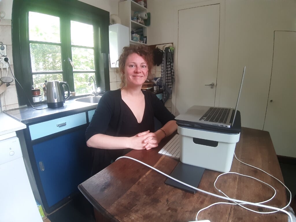 De Vordense onderzoeksjournalist Eelke van Ark schrijft veel van haar onthullende verhalen voor Follow the Money gewoon aan de keukentafel. Foto: Rudi Hofman