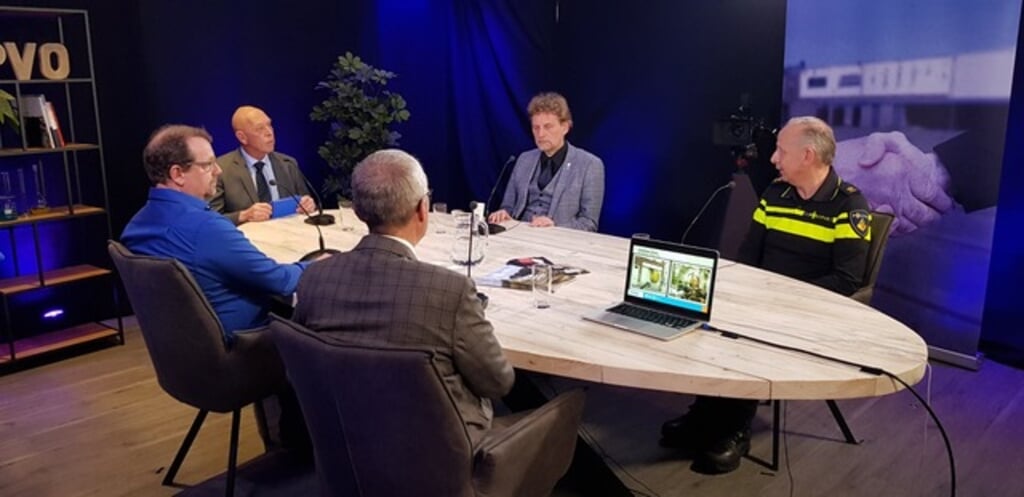 Aan tafel bij de online talkshow Kiek Uut: Johan van Eerden, Anton Jansen, Paul van der Weiden, burgemeester Anton Stapelkamp en Jan Schäperclaus. Foto: PR 