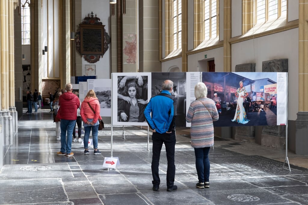 Bezoekers tijdens de tentoonstelling World Press Photo in de Walburgiskerk te Zutphen. Foto: Patrick van Gemert/Zutphens Persbureau