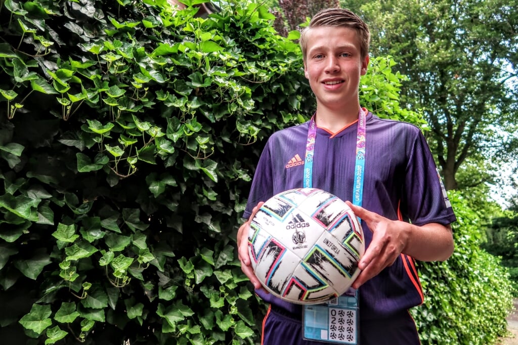 Voor zijn optredens als ballenjongen tijdens het EK voetbal kreeg Hengeloër Ben Wijkamp een compleet tenue van voetbalbond UEFA. Foto: Luuk Stam 