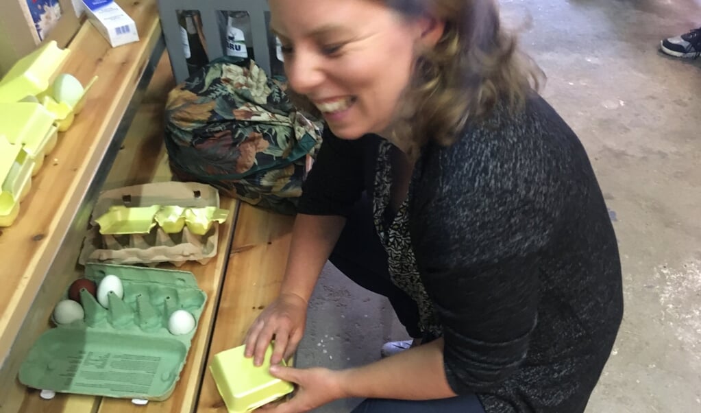 Vrijwilligster Sandra Habers pakt eitjes in. Foto: Goed Volk