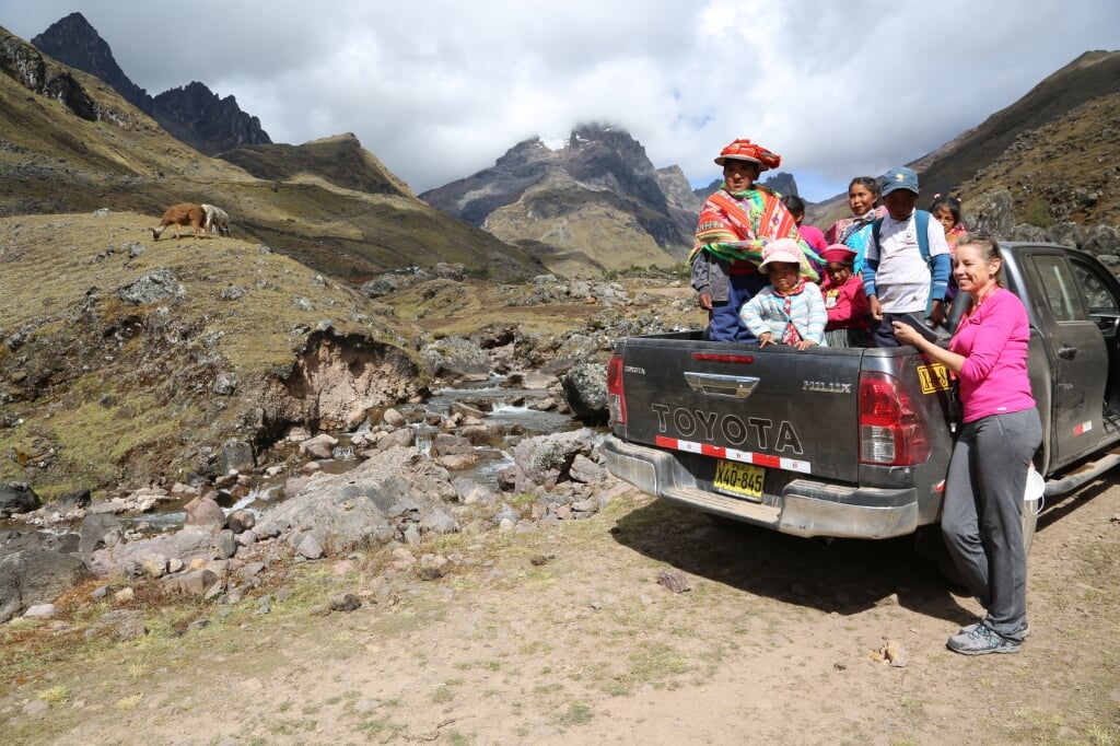 Tineke Griffioen (r), die samen met partner Walter Meekes hulp biedt aan de bewoners van de bergdorpjes in Peru. Eigen foto