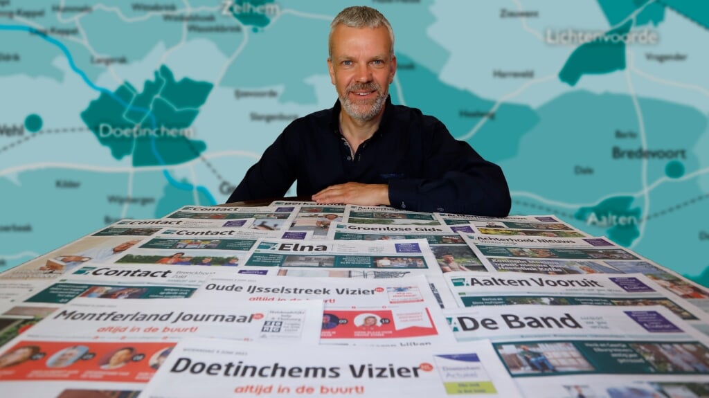 Gerhard Weevers, directeur van Achterhoek Nieuws, met de vijftien kranten. Foto: PR